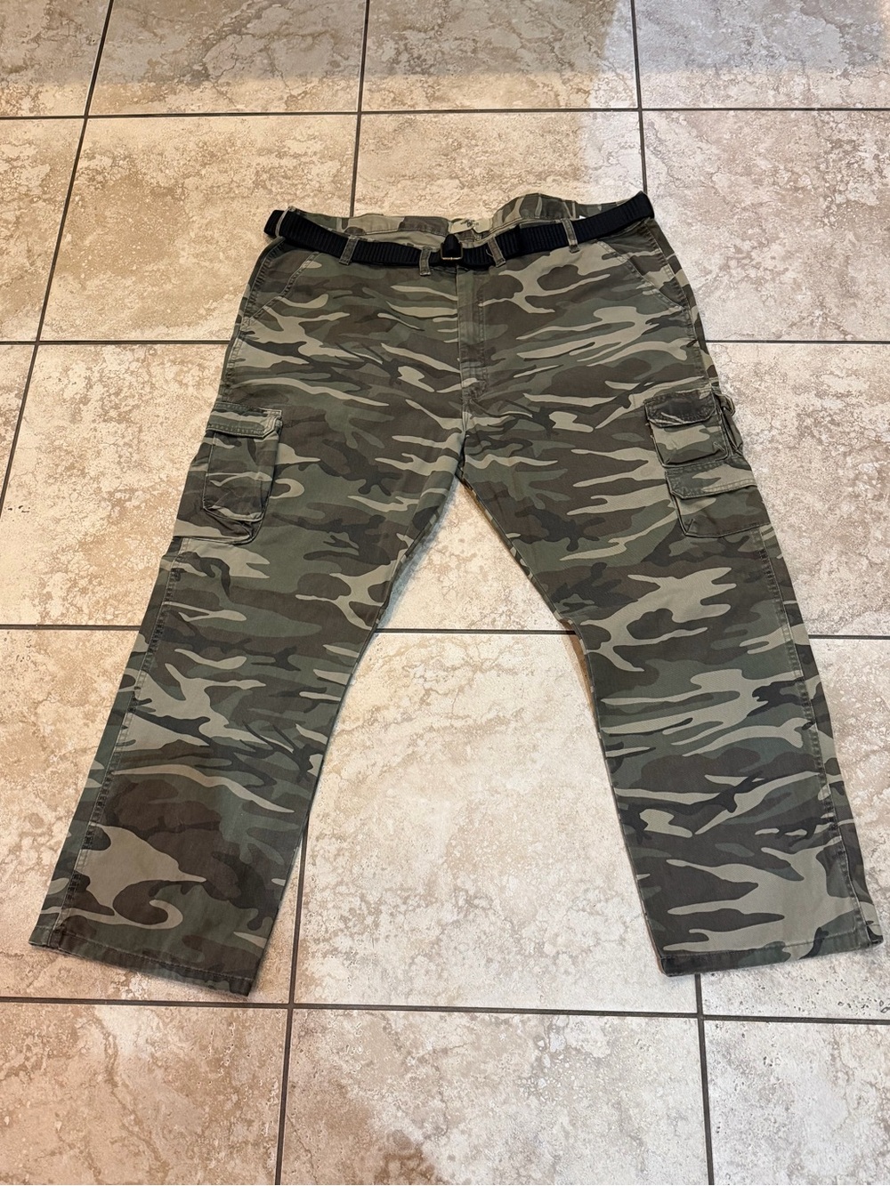 Men's Wrangler Camo Cargo Pants - Olive Green with Belt Size 46/30